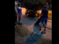 В Камышине на видео попала агрессивная война пенсионерок против дворовых скамеек