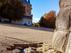 Что-то в Камышине на центральной набережной все «на камушки» распадается, - камышанка