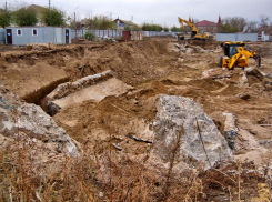 В Камышине началось строительство фундамента под суперполиклинику, рядом идет создание территории комфортной городской среды