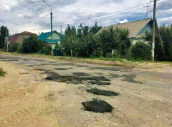 Администрация Камышина показала горожанам, как она  начала ямочный ремонт улицы Кубанской