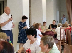 Спикер Камышинской городской думы Владимир Пономарев пришел сказать речь текстильщикам, наполнившим бокалы