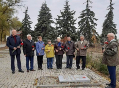 В Камышине спикер гордумы Владимир Пономарев примкнул к празднующим День рождения комсомола