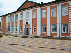 Ребята вернутся в Петроввальскую школу Камышинского района после изоляции и построятся на новой площадке для торжественных линеек