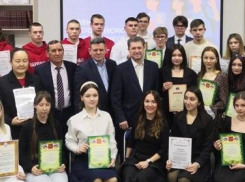 В Камышине глава Станислав Зинченко наградил студентов  и устроил фотосессию