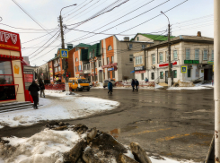 Вот валило «Благоустройство» всю зиму снег на тротуары, а теперь любуемся этими грязными глыбами! - камышанка