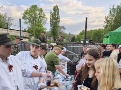 В городском парке гуляющие с аппетитом съели несколько «котлов» солдатской каши (ВИДЕО)