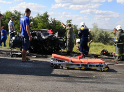 В аварии у стелы «Камышин», попавшей на видео, получили серьезные травмы четверо путешественников