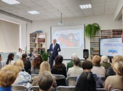 На сайте Камышинской городской думы сюжеты о представительских выходах депутатов и их непосредственной работе публикуются в пропорции 10:1