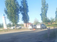 В Камышине на повороте к мойке в 5-м микрорайоне «зазевавшийся» автомобилист неудачно «догнал» легковушку впереди