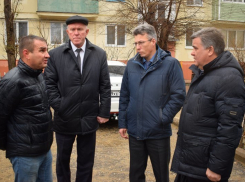 Депутаты областной Думы осмотрели дома в Камышине,  являющиеся участниками  программы капитального ремонта	