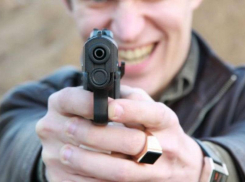 На федеральной трассе молодой пассажир отечественной легковушки выстрелил из «травмата» в грузовик «наглого» дальнобойщика