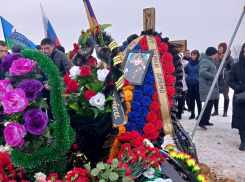 В Камышине попрощаться с героем спецоперации танкистом Мартином Назаряном пришло множество горожан и селян, его могилу укрыли живыми цветами