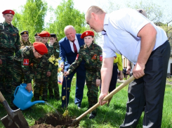 Глава Камышинского района Владимир Ерофеев вместе с жителями села Водно-Буерачное высаживал клен Победы