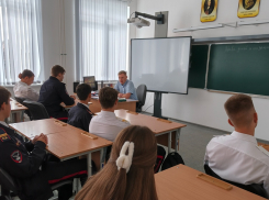 В Камышине мировой судья Дмитрий Разуваев пришел пообщаться со школьниками