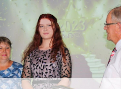 За медалями лучших выпускников Камышинского района на торжестве выходили целыми семьями