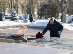 День защитника Отечества: Андрей Бочаров возложил букет роз к Вечному огню