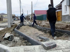 В Камышине власти заявили о скором окончании ремонта тротуаров на улице, которую больше всего критиковали горожане как «непроходимую»