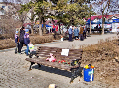 Камышане кладут на скамейку у «Победы» цветы и игрушки в память о погибших в Подмосковье