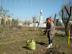 Самые трудолюбивые камышане выходят на субботники в одиночку, с соблюдением антивирусных мер