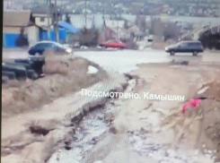 Камышинский паблик рассказал и показал, как вместе с весенними ручьями в городе «утекают» дороги (ВИДЕО)