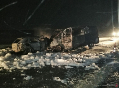 Автомобили камышан сошлись в лобовую на дороге между Камышином и Ольховкой и загорелись
