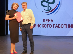Глава Камышина Станислав Зинченко и спикер Владимир Пономарев по случаю награждения медиков провели с ними активную фотосессию