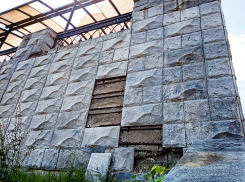 В Камышине продолжает стремительно отваливаться облицовка набережной, - камышанка