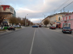 В Камышине на улице Пролетарской мотоциклиста на «Ямахе» не пропустил водитель «Дэу», и парень разбился