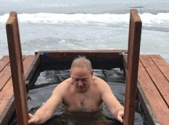 В соцсети попало фото мэра Волжского Игоря Воронина, погружающегося в воды Волги в Крещение