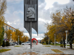 Хорошо бы выровнять площадки на улице Терешковой у загса, чтобы вход на Аллею Любви не начинался с луж, - камышанка