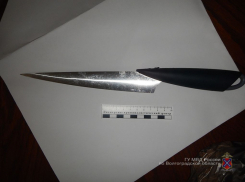 В Волгоградской области угрожая ножом, бомж связал и обокрал 52-летнюю женщину в ее квартире