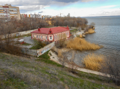 В Камышине надо начать субботники с уборки склонов Бородинского моста, - камышанка