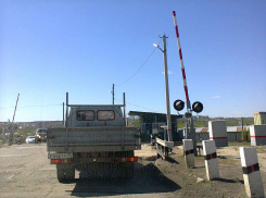 Администрация Камышина сообщает, что на сегодняшний день, 19 апреля, будет перекрыт полностью железнодорожный переезд у бывшей межрайбазы