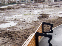 В Камышине в парке Текстильщиков из-за слякоти образовались промоины, а некоторые новые скамейки легли на бок