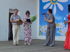 В Камышине в городском парке в День семьи, любви и верности «расцвело» много ромашек, и каждый их лепесток был на радость, на счастье