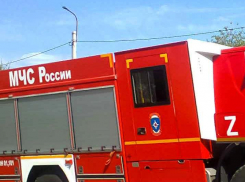 В одном из гаражей Камышина ночью 5 октября вспыхнула лодка и «подожгла» автомобиль