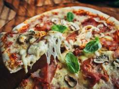 В Волжском голодный разбойник напал с пистолетом на курьера и отобрал пицу