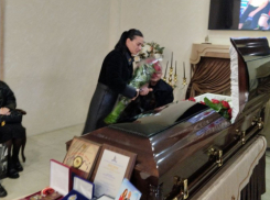 Елена Исинбаева с охапкой алых роз пришла к гробу своего главного тренера, - «Блокнот Волгограда»