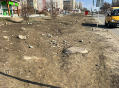 Эмоциональные посты оставляют в соцсетях камышане по поводу «бездорожья» в самом центре города