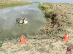 В Волгоградской области вытащили из оросительного канала утопленницу-машину вместе с утопленником-водителем