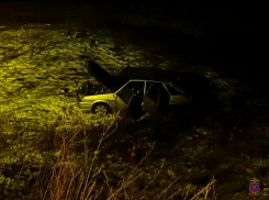 На дороге между Котово и Камышином легковушка рухнула в кювет, женщина-пассажирка попала к хирургам