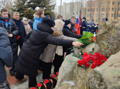 Шквалистый ветер не помешал сотням камышан прийти к мемориалу на 3-м городке, поклониться памяти земляков, не вернувшихся с далеких войн