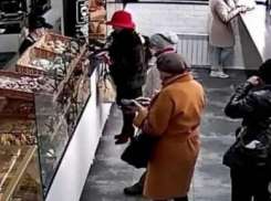 В пекарне-кафе «Булка» в Камышине задержать посетительницу с чужим кошельком помогло видео
