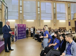 Спикер Камышинской городской думы Владимир Пономарев рассказал молодежи «об истории своего карьерного развития», что именно рассказал - тайна