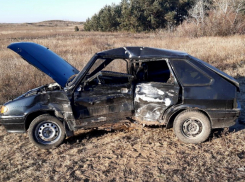 Израненные водитель и два пассажира чудом выжили в легковушке «всмятку» на московской трассе