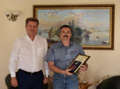 Волгоградский скульптор, создавший бюсты знаменитых камышан, получил памятный знак «За заслуги перед городом Камышином»