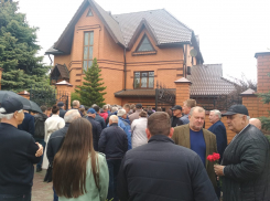 Во время начала прощания с камышинским предпринимателем Вячеславом Каляндрой в городе пошел дождь...