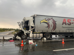 Жесткая авария с большегрузами случилась сегодня, 20 июля, на трассе между Камышином и Волгоградом, один из водителей в больнице