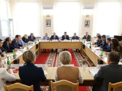Депутаты Волгоградской областной думы закупают себе столы, один из которых стоит почти 200 тысяч 