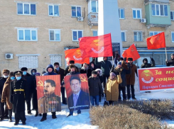 В Камышине активисты двух политических движений, считающие своей главной идеологией патриотизм, пришли 23 февраля с цветами к городским мемориалам